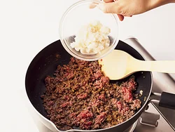 ひき肉にれんこんのすりおろしを加えて炒めると、肉がパサつかず、もっちりとした食感になる。