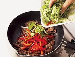 野菜は火を止めてから加え、余熱で火を通すと、温かく、歯ざわりもよい冬向けのサラダに。