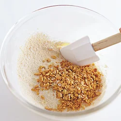 刻んだいり大豆は、はがれた皮をざっと除いて加えると口あたりがよい。