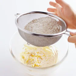 きな粉はほかの粉類とともにふるい入れ、だまにならないようにする。