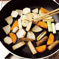 フライパンに油をひかずに野菜を入れ、こんがり焼き色をつけることで、こうばしい風味が引き出され、うまみが凝縮する。