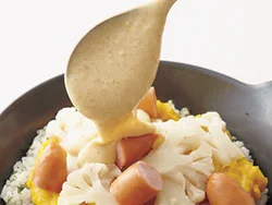 ご飯、マッシュかぼちゃ、具、ソースの順にのせて、食べたときの一体感を出す。