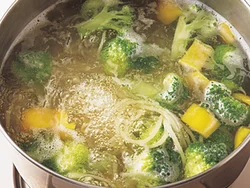 野菜はやわらかくなり過ぎないように、あとから加えてゆでる。