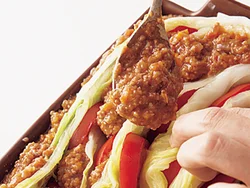 白菜の間にトマト、ミートソース、チーズをぎっしりとはさんでいく。