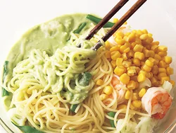 えびや野菜はパスタと一緒に時間差でゆでて、ソースと混ぜるだけ！
