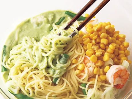 えびや野菜はパスタと一緒に時間差でゆでて、ソースと混ぜるだけ!