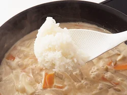 ソースを作ってからご飯を加える。こうするとご飯粒の食感を程よく残せる。