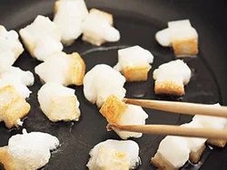 揚げ色がついたら上下を返す。もちがくっついてもそのまま揚げ焼きにし、取り出してからキッチンばさみで切って。
