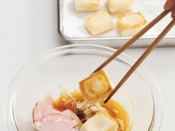 もちは熱いうちにたれにからめると、短時間で味がよくしみておいしく仕上がる。