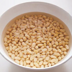 乾物の豆を一晩水につけると、ふっくらし、ひと回り大きくなる。