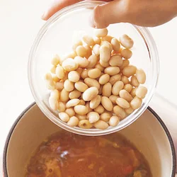 すでに火が通っているので、大豆は最後に加える。食感を残すため、そのまま入れて。