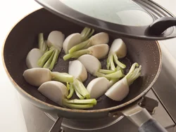 豚肉から出た脂を使ってかぶを蒸し焼きにすると、豚肉のうまみをかぶが吸っておいしくなる。脂が多ければペーパータオルで軽く拭き取って。