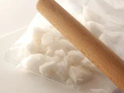 大根は乱切りにしてポリ袋に入れ、めん棒で粗くたたく。断面が増えることで短時間で火が通るように。
