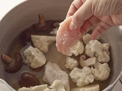 ささ身に片栗粉をうすくまぶすことで、煮汁に程よいとろみがつく。下味に酒をふっているので、ふっくら煮上がる。