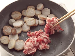 里いもは両面を軽く焼きつけ、牛肉と炒め合わせてから煮ると、短時間で火が通り、こうばしく仕上がる。