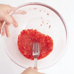 フォークの背をボウルに押しつけて果肉をよくつぶし、なめらかにする。