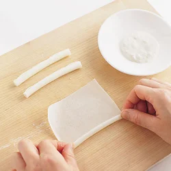 4等分に切った春巻きの皮を、細くくるくる巻いて巻き終わりを留める。