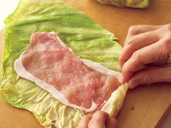キャベツは電子レンジで加熱してしんなりさせ、ひき肉だねを作らずに、薄切り肉を巻くだけなので時間短縮。