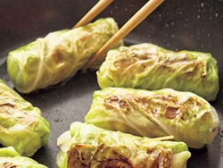 初めにキャベツの表面を焼きつけてから煮ることで、味がしみこみやすくなり、コクも加わる。