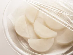 大根は電子レンジで加熱してやわらかくしておくので、調味料をからめるだけで煮込み風の味わいに。