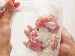 ポリ袋に小麦粉と片栗粉、豚肉を入れてふり混ぜると、豚肉に均一に粉がつき、洗いものも減らせる。