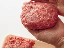 ひき肉はトレーに入れたまま塩、こしょうをふり、取り出して形を整える。時間短縮でき、つなぎがないので火も通りやすい。