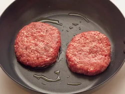 ハンバーグだねを並べ入れて焼く