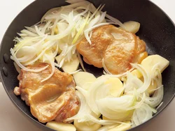 じゃがいも、玉ねぎにとり肉の脂を吸わせる