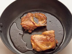 野菜を取り出し肉にたれをからめる
