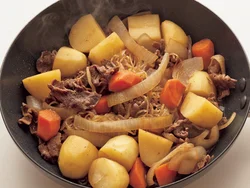 アスパラを取り出し肉じゃがを煮詰める
