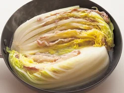 白菜がやわらかくなるまで蒸し煮にする