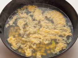 白菜と豚肉を取り出し卵とコーンを加える