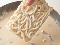スープに直接冷凍うどんを加えるのでクイック。煮立てると牛乳が分離するので火加減に気をつけながら煮て。