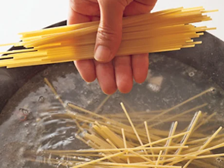 スパゲッティは別ゆでせず、あさりのうまみが出たスープに加えればOK。ここでは、ゆで時間6分のものを使用。