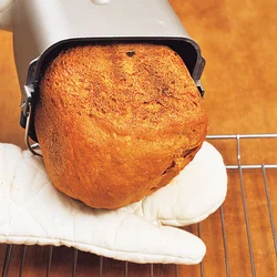 パンケースの底を片手で持ち、もう片方の手をパンに添えて取り出す。パンの表面に凹凸ができやすいが、味には問題ない。
