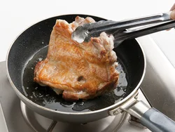 とり肉はこんがりと焼きつけてから煮ると、コクのあるスープに仕上がる。皮目からパリッと焼いて。