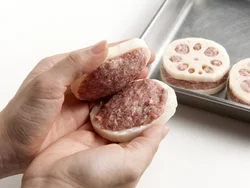 肉だねをれんこんではさむのでなく、れんこんに肉だねを詰めたものをしっかり貼り合わせて押さえると、肉だねがはがれにくい。