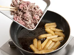牛肉は赤みが少し残る程度に炒めて取り出し、あとで戻し入れると、かたくならない。こうばしく仕上げるため、大根は焼き色がつくまで炒めて。