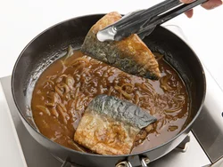 こうばしく焼いたさばの食感を残すため、カレーの煮汁に戻し入れたらさっと煮るだけでOK。