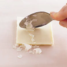 スプーンの縁をチョコレートに当てて前後に動かし、細かく削る。