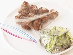ブロッコリーは、凍った肉だんごを解凍するときに一緒に電子レンジで加熱すれば、下ゆでいらず。