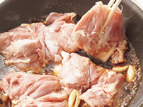 煮汁が煮立ったところにとり肉を入れると、味がしっかりしみこみやすい。