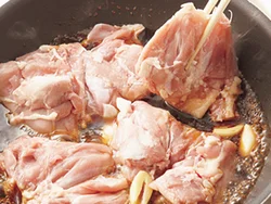 煮汁が煮立ったところにとり肉を入れると、味がしっかりしみこみやすい。