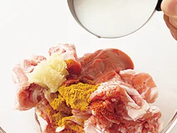 ヨーグルトと一緒に漬け込むことで、冷凍したあとも肉がかたくなりにくい。