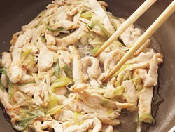 蒸し焼きにして解凍したら、ほぐしながら余分な水分をとばす。
