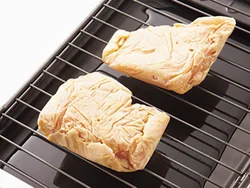 とり肉は凍ったまま皮目を下にして魚焼きグリルにのせて焼く。上下を返して皮目を焼き、パリッとこうばしく。