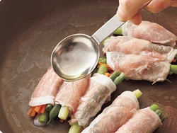 フライパンに凍ったまま入れ、水を加えて蒸し焼きにして解凍。