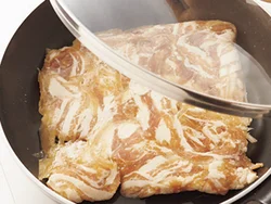 袋を水にさっとつけて取り出し、凍ったままフライパンに入れて蒸し焼きし、解凍する。