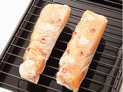 鮭は凍ったまま魚焼きグリルにのせ、じっくり焼いてやわらかく。