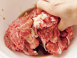 牛肉は調味料をもみ込み、しっかりと味をつけ、臭みを除く。